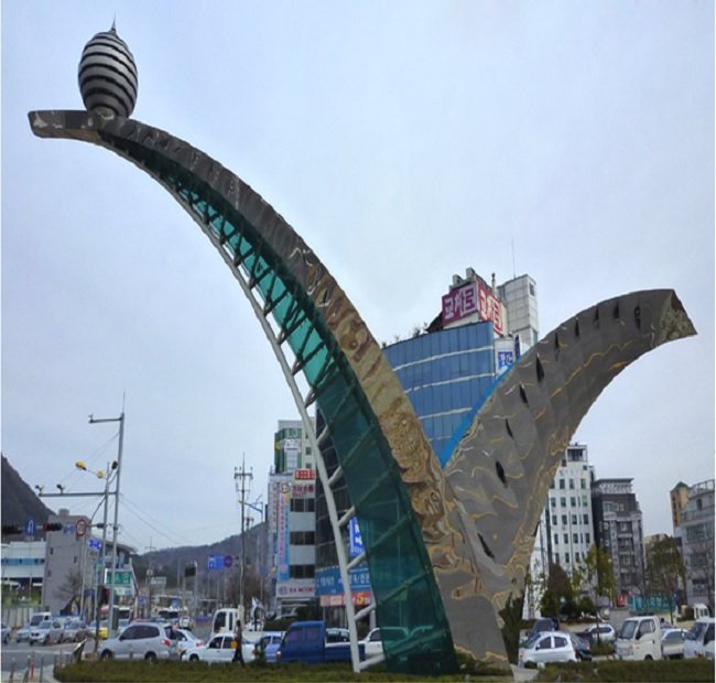 창원시 소계사거리에 위치한 조형물 “생,그 환의속에…” 싱그러운 풀잎에 맺치는 이슬을 형상화하며 동시에 새의 날개짓과 이륙하는 비행기의 모습을 나타내며 “미래를 위한 비상,세계속의 창원”을 상징