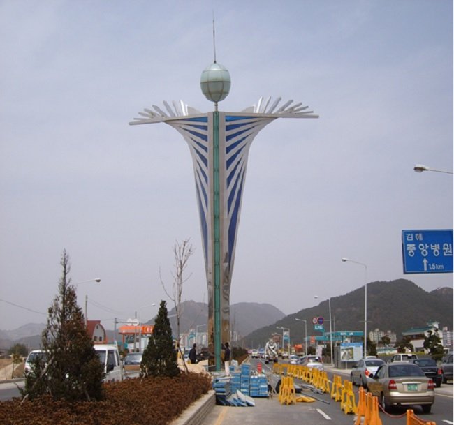 서김해 IC에 위치한 김해의 약진을 비상하는 봉황으로 연출한 관문성격의 랜드마크