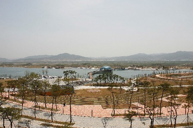 세종시의 중앙호수공원에 위치한 수상무대 강가의 조약돌을 형상화 (건축가 윤창기디자인)