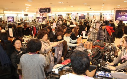 롯데백화점이 1월 11~15일 본점을 시작으로 잠실점(2월 2~5일), 대구점(2월 15~19일)에서 순차적으로 ‘롯데 해외명품대전’을 벌인다. 총 200여개 브랜드가 참여해 30~80% 할인 판매한다. 지난 2016년 1우러 열렸던 롯데백화점 해외명품대전 판매 매장 모습. 사진=롯데백화점 제공