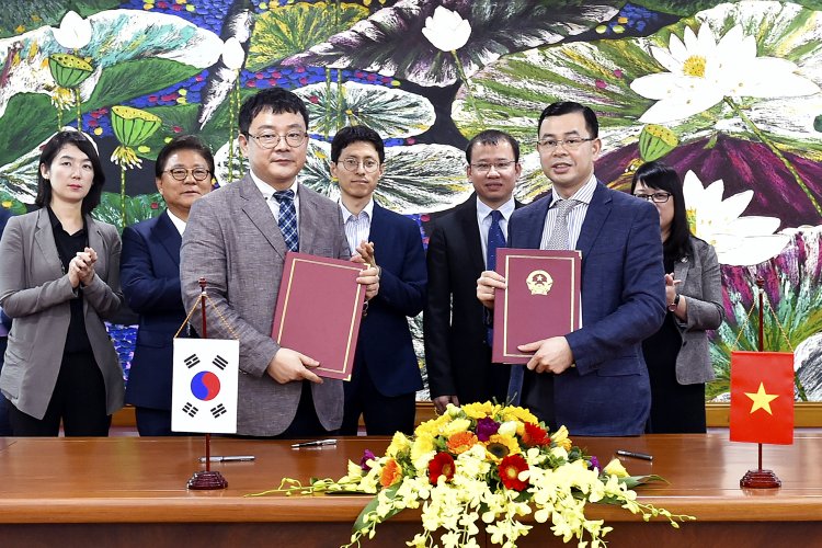 MOU 체결후 포즈를 취하고 있는 정운하 한국마사회 신사업추진단장(왼쪽)과 응오 반 뚜안 베트남 재무성 국장(오른쪽)