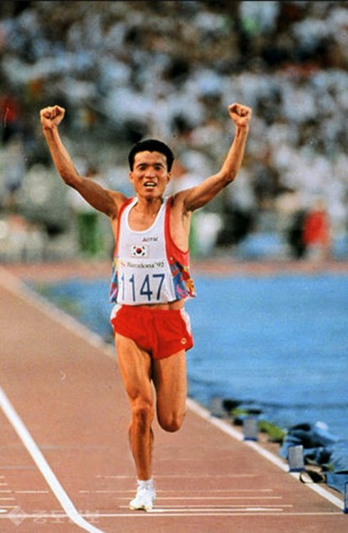손기정/황영조의 56년 차이 우승 장면 – 사진제공: 연합DB