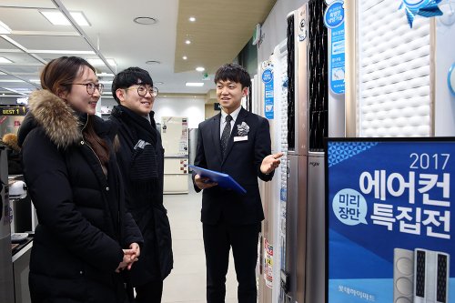 에어컨을 미리 구매하기 위해 하이마트 대치점을 찾은 고객이 상담을 받고 있다. 사진=롯데하이마트 제공
