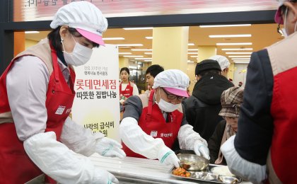 지난 16일 롯데면세점 장선욱 대표이사와 본사 샤롯데봉사단 임직원 60여명이 창립 37주년을 맞아 종로구 서울노인복지센터에서 급식 후원금과 쌀을 전달하고 배식 및 설거지 봉사활동의 시간을 가졌다. 장선욱 롯데면세점 대표이사(왼쪽에서 두 번째)와 임직원들이 배식 봉사활동을 하고 있다. 사진=롯데면세점 제공