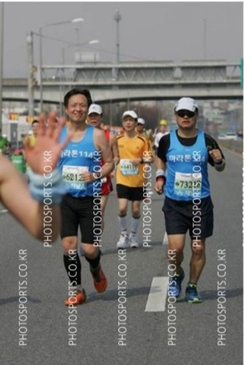 워터마크가 들어간 프리뷰 사진. 앞사람의 손이 필자의 모습을 가렸다