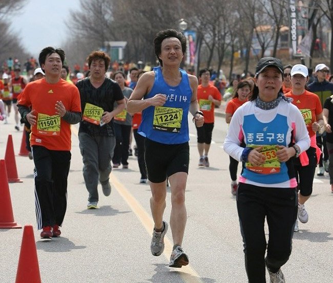 두다리가 모두 지면에 닿지 않은 공중 부양 사진