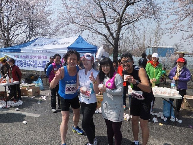 예산 벚꽃 마라톤 대회에서 막걸리를 주신 지역주민과 함께 찍은 사진