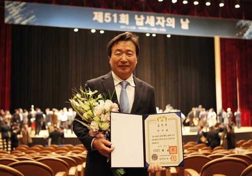 자생의료재단 모범납세자로 선정돼 3일 대통령표창을 수상했다. 수상자로 나선 신준식 이사장. 사진=자생의료재단 제공