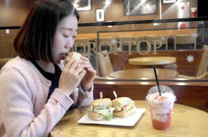 혼밥족이 유통업체의 큰손으로 떠오르자 이들의 식생활과는 무관할 거 같았던 커피전문점까지 식사 대용 메뉴를 속속 출시하고 있다. 편안한 분위기에서 샌드위치나 샐러드처럼 간단하게 식사를 대신해 먹을 수 있는 ‘카페 간편식’을 출시해 새로운 식문화 트렌드 변화에 발맞추고 있다. 사진=드롭탑 제공