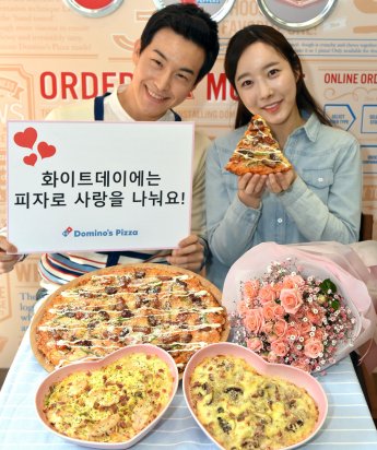 피자배달 전문 기업 `도미노피자`는 화이트데이를 맞아 3월 14일 하루 동안 온라인에서 방문포장 주문 때 봄 신제품 `더블크러스트 치즈멜팅 피자`를 포함한 모든 피자와 사이드디시 화이트 리조또 또는 화이트 크림 스파게티를 40% 할인된 가격에 제공한다. 사진=도미노피자 제공