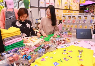 현대백화점 신촌점 마이시티 매장에서 고객들이 다양한 디자인 스티커를 이용해 나만의 티셔츠를 만들고 있다. 사진=현대백화점 제공