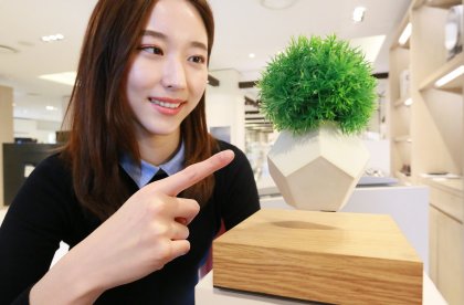 서울 압구정동 갤러리아명품관에서는 ‘라이프(LYFE)’라는 공중부양 화분을 선보였다. 사진=갤러리아백화점 제공
