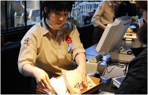 SAMSONG面包首尔东大门店向顾客销售面包的场景（图片来源：韩国《电子新闻》）