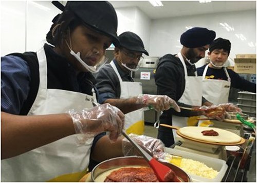 米斯特披萨印度当地公司MPI经营人员正在接受披萨制作的训练（图片来源：韩国《电子新闻》）


