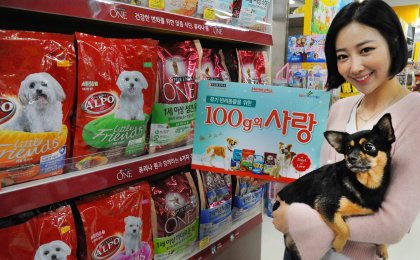 홈플러스와 롯데네슬레코리아 반려동물 사업 부문 네슬레 퓨리나는 유기반려동물을 위한 '100g의 사랑 나눔 캠페인(A Bowl of Love)'을 지난 2013년부터 공동 진행해 오고 있다. 사진=홈플러스 제공