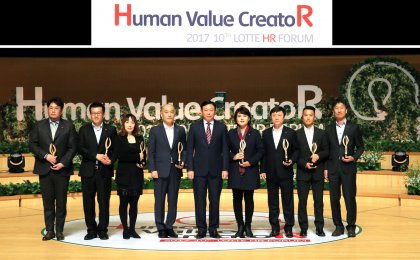 롯데그룹은 23일 서울 잠실 롯데콘서트홀에서 신동빈 회장과 롯데 HR 담당자, 외부 초청 참가자 등 총 800여 명이 참석한 가운데 ‘2017 롯데 HR 포럼’을 개최했다. 신 회장이 롯데그룹의 5가지 핵심가치(고객중심, 창의, 협력, 책임감, 열정) 실천 우수사례 시상식인 ‘밸류챔피언 어워드' 수상자들과 기념촬영을 하고 있다. 사진=롯데그룹 제공