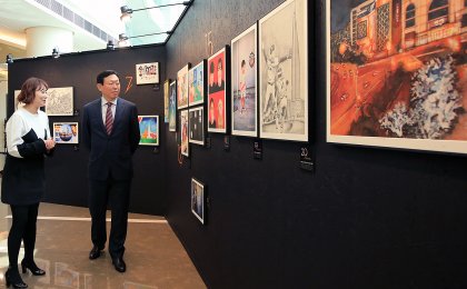 신동빈 롯데그룹 회장이 임직원들을 대상으로 최초 진행한 ‘롯데 딴짓 프로젝트’ 전시회장을 둘러보고 있다. 사진=롯데그룹 제공