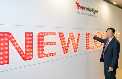 신동빈 회장은 3일 오후 2시 서울 잠실 롯데호텔월드에서 열린 창립 50주년 기념식에 참석해 “창립 50주년이라는 역사적인 순간을 여러분과 함께하게 되어 가슴이 벅차다”고 소감을 밝혔다. 신 회장이 뉴롯데램프를 점등하고 있다. 사진=롯데그룹 제공