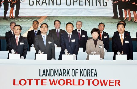 롯데월드타워 그랜드 오픈 세러머니에서 (앞줄 좌측부터) 허창수 전경련 회장, 김진수 서울시의회 부의장, 류경기 서울시 부시장, 주호영 바른정당 원내대표, 신동빈 롯데회장, 박인숙 바른정당 의원, 우태희 산자부 차관, 박춘희 송파구청장, 안성화 송파구의회 의장, (뒷줄 좌측부터) 박현철 롯데물산 대표이사, 송용덕 호텔&서비스 BU장(부회장), James von Klemperer KPF 사장, 김주영 한국노총 위원장, Marc Knapper 주한미국대사관 대사대리, Aleksander Timonin 주한러시아 대사, 박삼구 금호아시아나 회장, 김종훈 한미글로벌 회장, 황각규 롯데그룹 경영혁신실장(사장), 석희철 롯데건설 부사장 등이 시작버튼을 누르고 있다. 사진=롯데물산 제공
