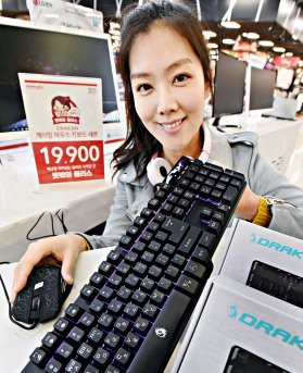 홈플러스 강서점에서 모델이 게이밍 키보드·마우스 세트(DRAKAN GS100)를 선보이고 있다. 사진=홈플러스 제공