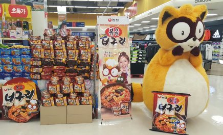 농심이 야심차게 출시한 '볶음너구리' 제품이 출시 한 달 만에 대형마트 판매 2위에 올랐다. 사진=농심 제공