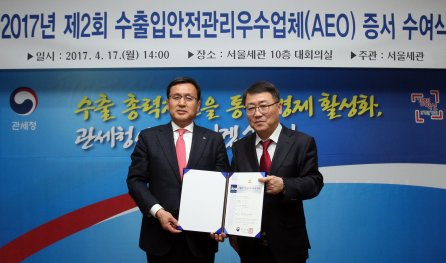 CJ대한통운이 관세청 종합인증우수업체 인증(AEO) 물류부문 5개 인증을 모두 받은 첫 물류기업이 됐다. 17일 오후 서울세관 10층 대회의실에서 열린 인증 수여식 행사에서 김호출 CJ대한통운 CL1본부장(왼쪽)과 정일석 서울본부세관장이 기념촬영을 하고 있다. 사진= CJ대한통운 제공