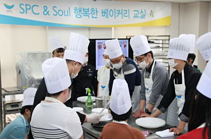 SPC그룹의 경우 지난 14일 경기도 고양시에 위치한 장애인 제과제빵 작업장인 소울베이커리에서 장애인 학생 초청 파티시에 직업체험 교실을 열었다. 사진=SPC그룹 제공