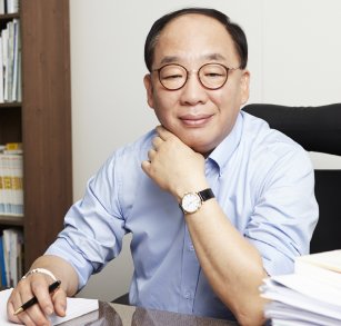 마스크팩 전문 브랜드 ‘메디힐’의 성공을 이끌어온 엘앤피코스메틱의 권오섭 총괄대표(사진)가 회장으로 승진 임명됐다. 사진=엘앤피코스메틱 제공