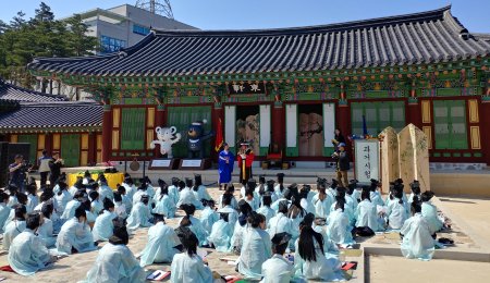 사회적 기업 아트브릿지는 지난 15~16일 문화체육관광부와 한국문화예술위원회의 후원으로 강릉 대도호부 관아와 원주 강원 감영에서 연극 외국인 문·무과 과거시험 ‘율곡이이, 인재를 뽑다’, ‘세종, 인재를 뽑다’를 각각 공연했다. 사진=한국문화예술위원회 제공