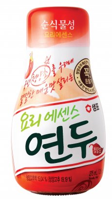식품업계가 기존의 상식을 뛰어넘는 이색 제품을 잇따라 선보이고 있다. 이미 출시된 비슷비슷한 제품으로는 차별화를 할 수 없고 결국 고객의 선택을 받지 못해 시나브로 관련 시장에서 사라져 버리기 때문이다. 식재료 전문 기업인 샘표는 청양고추를 우려낸 칼칼한 매운맛이 요리의 깔끔하고 시원한 맛을 살린 요리에센스 ‘연두 청양초’을 출시했다. 사진=샘표 제공