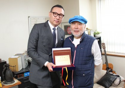 창립 50주년을 맞은 롯데제과가 그동안 방송됐던 자사 CM송에 대해 인기투표를 벌인 결과 ‘스크류바’ CM송이 영예의 1위를 차지했다. 롯데제과 감사패 전달식 후 롯데제과 배성우 상무(왼쪽)가 가수 김도향씨와 기념촬영을 하고 있다. 사진=롯데제과 제공