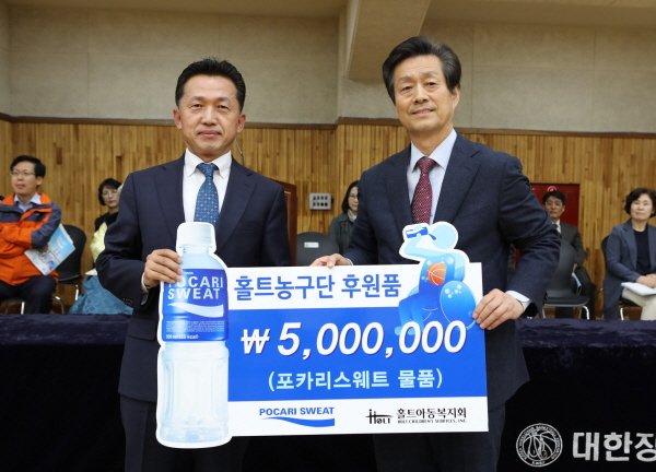 동아오츠카는 오는 20일까지 열리는 '제 23회 홀트 전국 휠체어 농구대회'에 500만원 상당의 물품과 관람객 음료 등을 제공하며 19년째 후원자로서의 소임을 다하고 있다. (좌측부터) 양동영 동아오츠카 대표이사(사장)과 김대열 홀트아동복지회 회장이 기념촬영하고 있다. (사진=동아오츠카 제공)