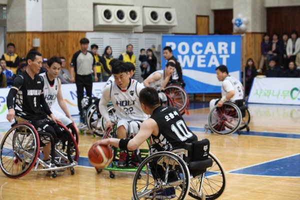 동아오츠카가 후원하는 '제23회 홀트 전국 휠체어 농구대회'가 오는 20일까지 경기 고양시 홀트 일산복지타운 체육관에서 열리고 있다. (사진=동아오츠카 제공)