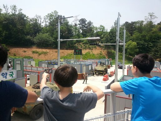서울시는 최근 경기도 남양주시에 위치한 금곡예비군훈련장에서 서바이벌 스포츠 프로그램을 정식 운영한다고 발표했다. 오는 5월 27일 첫 운영을 시작으로 토요일에 총 6회에 걸쳐 시행된다. 마일즈서바이벌 모습. 사진=서울시 제공