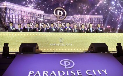 복합리조트 ‘파라다이스시티(PARADISE CITY)’가 4월 20일 개장을 맞아 오프닝 세레모니를 진행했다. 이날 진행된 파라다이스시티 오픈 행사에는 파라다이스그룹 전필립 회장, 세가사미홀딩스 사토미 하지메 회장을 비롯해 유정복 인천시장, 송수근 문화체육관광부 장관직무대행, 김수곤 서울지방항공청장, 정일영 인천공항공사 사장 등 주요 인사들이 참석해 오픈을 축하하는 세레모니 행사를 가졌다. 사진=파라다이스그룹 제공