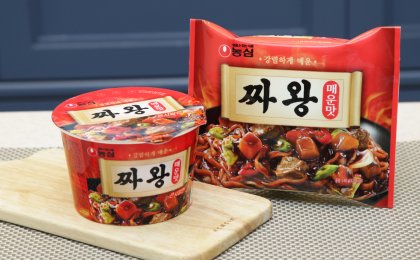농심이 짜왕에 통고추를 넣어 자사 제품 중 가장 매운맛을 자랑하는 ‘짜왕매운맛’(편의점 판매가 기준 봉지면 1500원, 용기면 1600원)을 선보였다. 사진=농심 제공