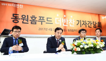 26일 서울 가산동에 위치한 동원홈푸드 더반찬 서울신공장 DSCK센터 오픈 기자간담회에서 신영수 대표가 발언을 하고 있다. (사진 왼쪽부터) 윤정호 동원홈푸드 HMR사업부장, 신영수 동원홈푸드 대표이사, 조영부 동원홈푸드 경영지원실장, 서정동 동원그룹 홍보실장). 사진=동원그룹 제공