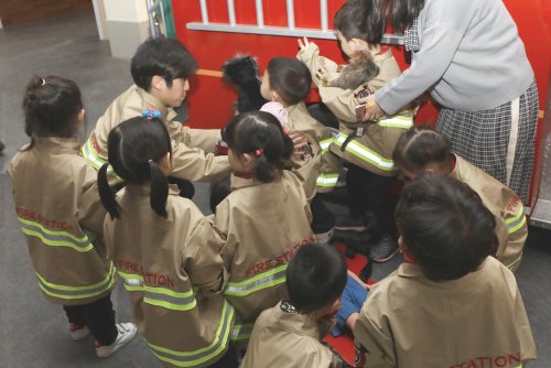 롯데쇼핑은 28일 기존 백자동과 청자동 사이에 1만4200㎡(4300평) 규모의 3층 건물인 신관을 추가로 오픈한다고 밝혔다. 이를 통해 6만7100㎡(2만400평) 규모의 롯데몰 동부산(프리미엄아울렛+쇼핑몰/마트 제외)을 제치고 3년 만에 다시 국내 최대 면적을 자랑하게 됐다. 리쏘빌 체험 모습. 사진=롯데백화점 제공