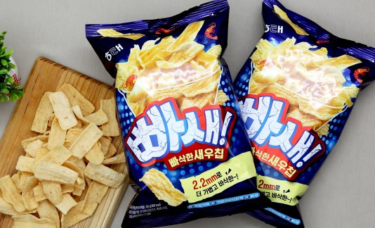 해태제과는 진한 새우맛을 담은 얇고 바삭한 신개념 새우스낵 ‘빠새(빠삭한 새우칩)’를 선보였다. 사진=해태제과 제공