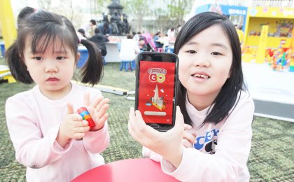 국내 최고 마천루 롯데월드타워에 위치한 롯데월드몰에서 증강현실(AR) 게임을 즐기면서 할인 쿠폰도 받을 수 있는 게임이 등장했다. 사진=롯데자산개발 제공