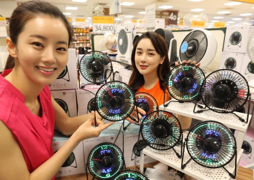 이마트 성수점 가전매장에서 모델들이 LED 메시지 선풍기, LED 시계 선풍기를 선보이고 있다. 사진=이마트 제공