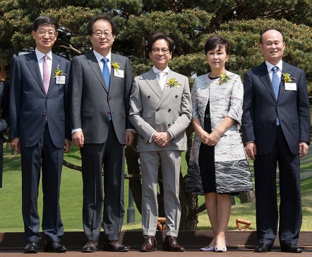 CJ그룹 이재현 회장을 비롯한 임원들이 17일 오전 경기도 수원시 광교에서 열린 CJ블로썸파크 개관식에서 기념 식수를 마친 뒤 기념 촬영을 하고 있다. (사진 왼쪽부터) 박근태 CJ대한통운 대표이사, 김철하 CJ제일제당 대표이사, 이재현 회장, 부인 김희재 여사, 이채욱 CJ주식회사 대표이사. 사진=CJ그룹 제공