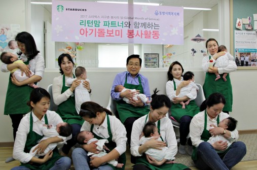 출산이나 육아를 위해 직장을 그만둘 수 밖에 없었던 여성들이 다시 직장으로 복귀해 `경단녀`라는 꼬리표를 뗐다. 스타벅스커피 코리아에서 100번째 리턴맘 바리스타가 탄생한 것이다. 리턴맘 바리스타는 기존 스타벅스 점장 및 부점장 직급으로 근무하다가 다시 재취업한 주부 바리스타를 말한다. 지난 5월 스타벅스 리턴맘 바리스타들이 봉사활동을 벌이고 있다. 사진=스타벅스커피 코리아 제공
