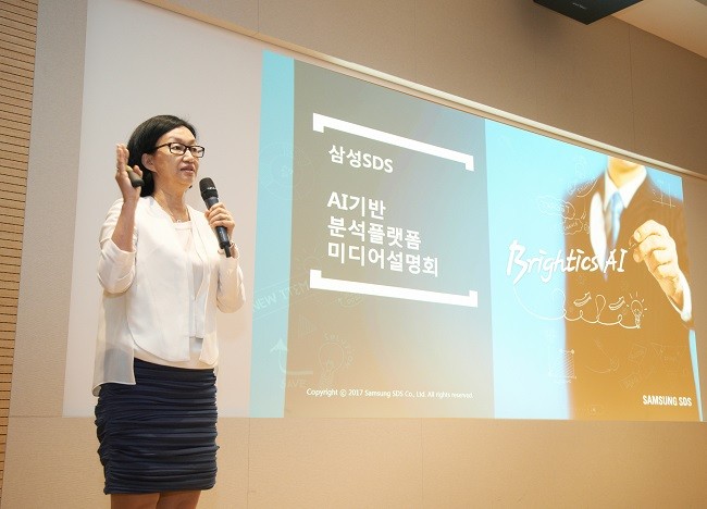 다양한 대용량 데이터를 AI 기술을 활용해 쉽고, 똑똑하고, 빠르게 분석하는 기업용 통합분석 플랫폼 ’Brightics AI’를 설명하고 있는 삼성SDS 윤심 전무(연구소장).