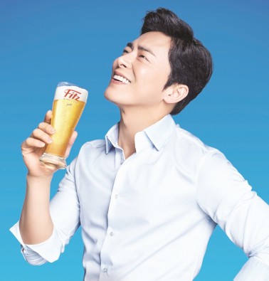 롯데주류가 지난 6월 1일 선보인 ‘피츠 수퍼클리어(Fitz Super Clear)’가 특유의 청량감과 깔끔한 끝 맛을 인정받으며 인기를 끌고 있다. 사진=롯데주류 제공