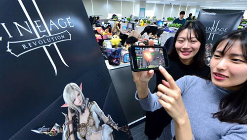 《“天堂2誓言”推出之后一个月内，销售额提高了2060亿韩元。首尔九老洞Net Marble Games职员正在介绍天堂2誓言》