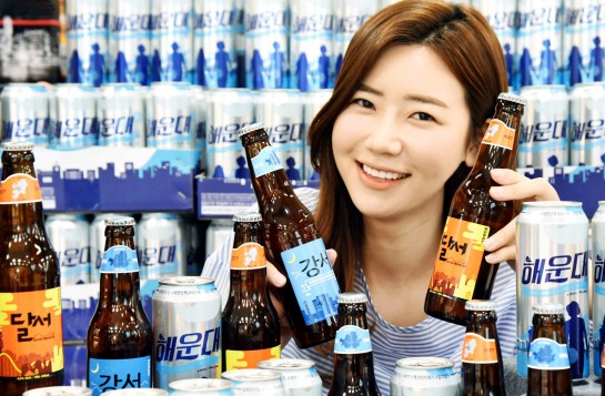서울 등촌동 홈플러스 강서점에서 모델이 ‘해운대맥주’, ‘강서맥주’, ‘달서맥주’ 등 홈플러스에서 판매 중인 지역맥주를 선보이고 있다. 이 제품들은 부산 해운대구, 서울 강서구, 대구 달서구 등 제품명으로 사용된 각 지역에서 전국 평균 판매량보다 최대 7.7배 더 많이 팔리는 등 높은 판매량(6월1~30일)을 기록하며 ‘이름값’을 하고 있다. 사진=홈플러스 제공