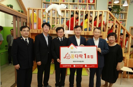 롯데는 9일 전라북도 군산시 회현면에 지역아동센터 ‘mom편한 꿈다락’ 1호점을 오픈했다. 오픈 행사에 참석한 관계자들이 기념촬영을 하고 있다. (사진 왼쪽부터) 구세군자선냄비본부 임석재 배분실장, 롯데주류 군산공장 김은수 공장장, 구세군자선냄비본부 신재국 사무총장, 국민의당 김관영 의원, 롯데그룹 경영혁신실 커뮤니케이션팀 오성엽 부사장, 회현지역아동센터 최영순 센터장. 사진=롯데그룹 제공