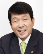 지난 1월 중국산 저가 인삼농축액을 사용한 업체로부터 원료를 공급받아 제품을 생산·판매했었다는 의혹을 받아 실적악화에 빠져들었던 건강기능식품 제조업체 천호식품의 김영식 회장(사진)이 경영에서 물러나게 됐다. 김 회장의 자리는 지난 2015년부터 수차례에 걸쳐 580억원을 천호식품에 투자했던 사모투자펀드 회사의 부사장이 꿰차면서 사실상 경영권 전체가 넘어가게 됐다. 사진=넥스트데일리 DB