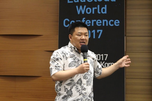 필자가 최근 한 강연에서 와이파이가 안 되는 학교상황을 설명하고 있다